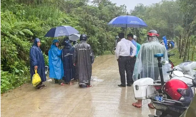 Thương tâm: Áo mưa mắc vào bánh xe máy, người phụ nữ 25 tuổi tử vong trên đường đưa con đi học về