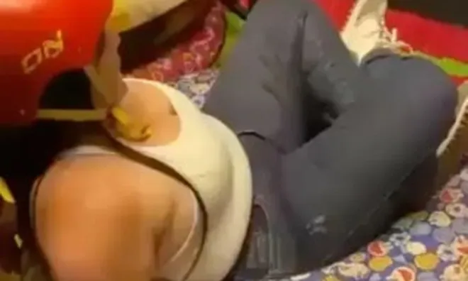 Chơi ván trượt, người phụ nữ hỏi “có ai đón ở dưới không?”, vài giây sau xảy ra tai nạn kinh hoàng