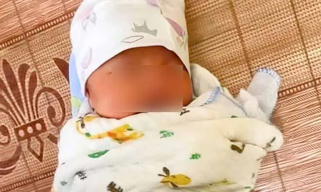 Người đàn ông đi đường phát hiện bé sơ sinh nặng 3,5kg bị bỏ rơi lúc tối muộn ở Bắc Ninh