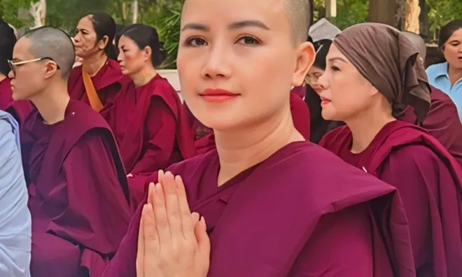 Hình ảnh khác lạ của nữ diễn viên phim giờ vàng, từng có 4 cuộc hôn nhân thất bại, sau khi xuống tóc gieo duyên ở Ấn Độ