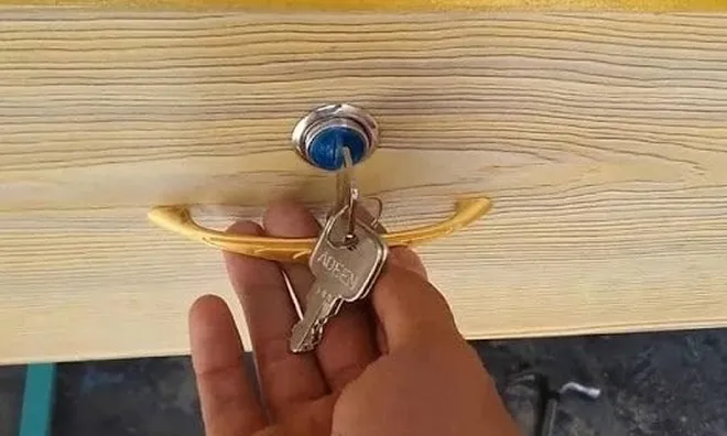 Ngày cưới xong, mẹ chồng đưa tôi một chiếc chìa khóa… mở ra sự thật động trời