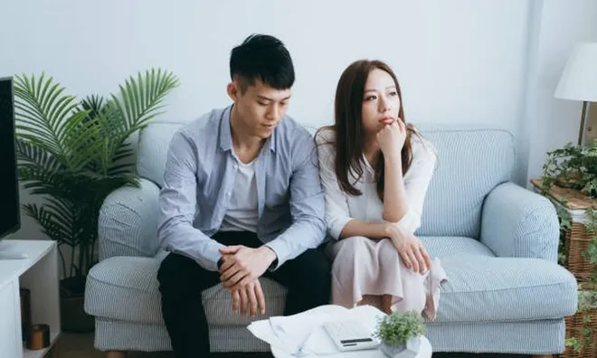 Bạn trai cũ năn nỉ quay lại, tôi đưa thiệp cưới, thấy tên chú rể anh từ bỏ ý định