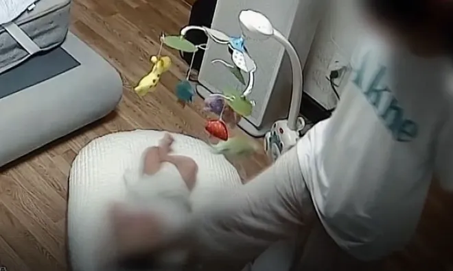 Phẫn nộ mẹ bạo hành con 4 tháng tuổi đến chết: Không thể tin đó là hành vi của con người