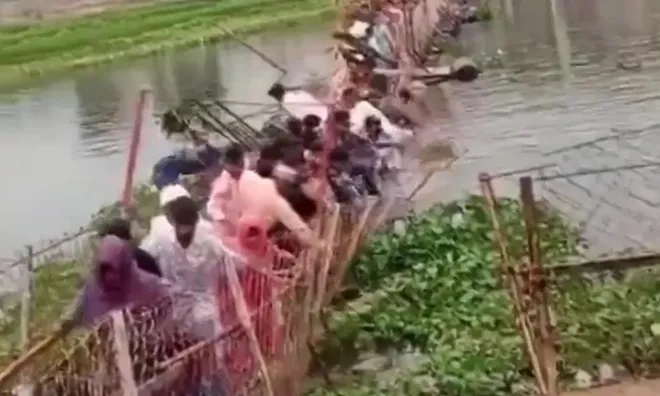 Cây cầu bất ngờ bị sập, hàng chục người bị rơi xuống, 4 trẻ bị nước cuốn tử vong thương tâm