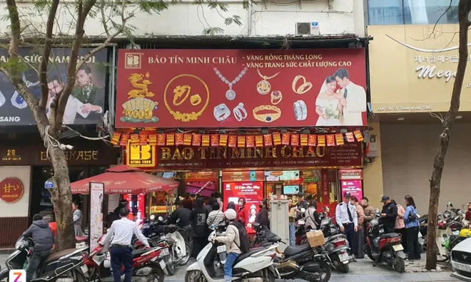 Bảo Tín Minh Châu lên tiếng sau biến động 3 cửa hàng đóng cửa, nhiều công an xuất hiện