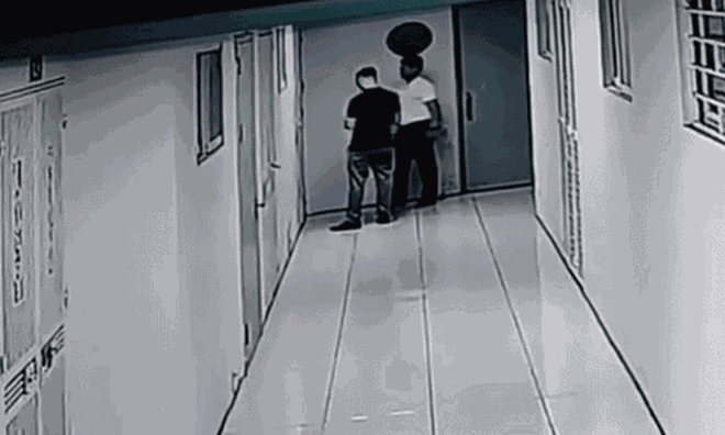 Công an vào cuộc vụ người đàn ông đập cửa, chửi bới 2 cụ bà trong chung cư ở Hà Nội: Hé lộ thân thế và nguyên nhân gây rối