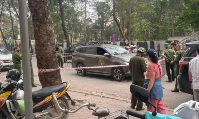 Cảnh sát phong tỏa hiện trường vụ tài xế ô tô bị đâm bằng dao tại Linh Đàm