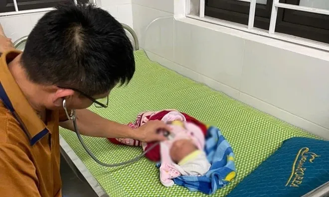 Bé trai sơ sinh bị bỏ rơi trong đêm: Cay mắt khi thấy thứ đặt bên trong giỏ nhựa màu xanh
