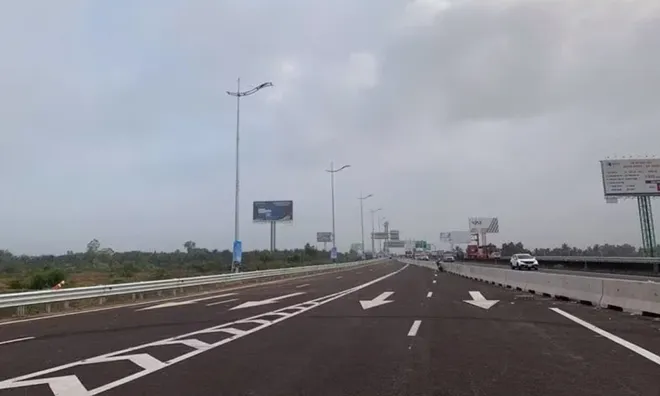Tai nạn đau lòng trên cao tốc Trung Lương – Mỹ Thuận ngày 30/4: Vừa bước xuống xe, tài xế bị ô tô khách tông chết