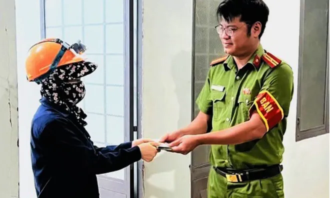 Nhặt được xấp tiền lớn giữa ca làm việc, nữ công nhân môi trường lập tức báo công an