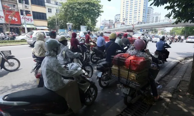 Dừng xe máy ở bóng râm để tránh nắng có thể bị phạt trong trường hợp này