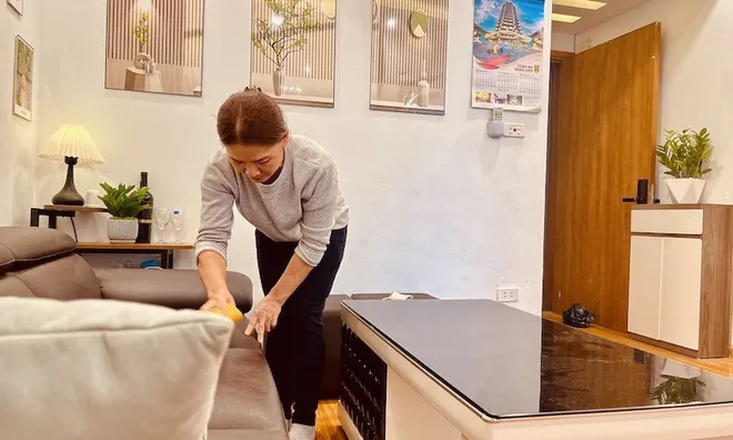 Đêm thứ 2 thuê giúp việc trước ngày sinh, tôi chết lặng nhìn qua khe cửa phòng cô ấy