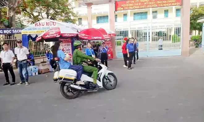 Công an đến tận nhà đưa nữ sinh ngủ quên tới điểm thi tốt nghiệp THPT