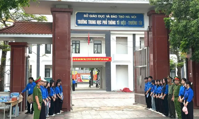 Kỳ thi tốt nghiệp THPT năm 2026 tại điểm thi Trường THPT Tô Hiệu (Hà Nội) khép lại an toàn, nghiêm túc
