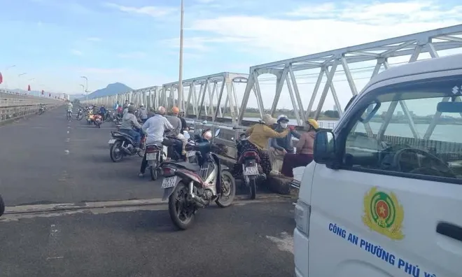Vụ người phụ nữ nhảy xuống sông trước mặt con trai: Hé lộ hoàn cảnh khiến nhiều người nghẹn lòng