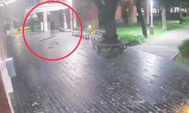 Phát hiện thi thể nam sinh trong khuôn viên bảo tàng: Camera ghi lại những hình ảnh cuối cùng lúc 3h30 sáng