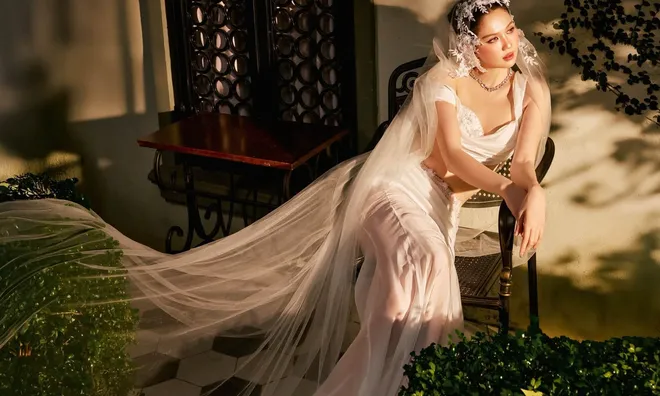 Ngọc Trinh nổi bật với thiết kế váy cưới hai mảnh quyến rũ