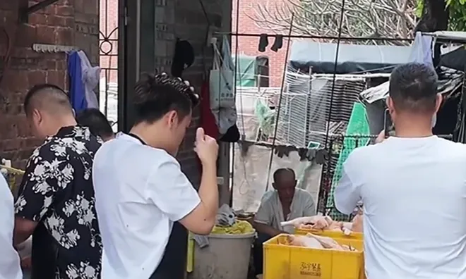 Từ quán lẩu “van xin khách đừng tới” đến cảnh vắng khách: Điều gì đã xảy ra với Lẩu gà Mạc Thị?