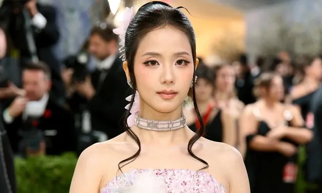 Vì sao diễn xuất của Jisoo vẫn liên tục gây tranh cãi dù phim đạt thành tích cao?