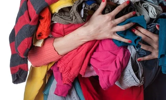 Quần áo lâu khô sau mưa: Đừng vội cho cả mẻ vào máy giặt