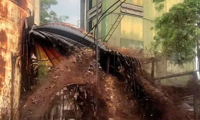 Vụ sét đánh thủng bể chứa, 2.000 lít mật mía chảy ra ngoài: Mật chảy trong khoảng 30 phút, mọi người chỉ biết đứng nhìn