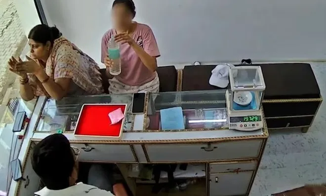 Cô gái nguy kịch sau khi uống nước trong chai kín: Camera "vạch trần" tội ác