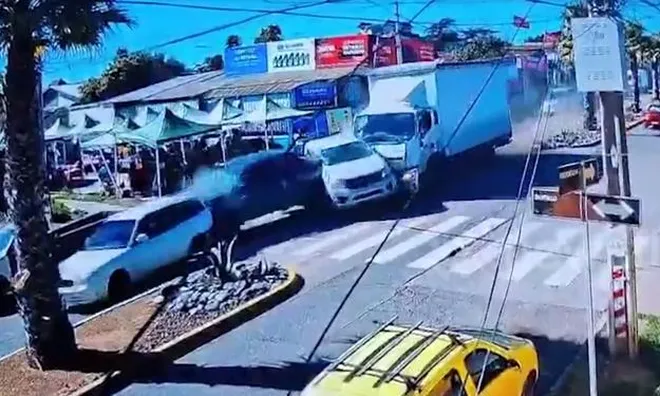 Xe tải mất lái đâm trúng 8 xe khác, 13 người bị thương: Camera ghi lại toàn bộ khoảnh khắc ám ảnh