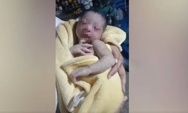 Mở túi rác đen buộc kín vứt trong thùng nhựa, người nhặt ve chai bàng hoàng với cảnh tượng bên trong