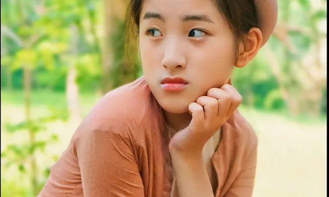 Cô bé lớn lên giữa hai nền trời vẫn diễn bằng trái tim Việt