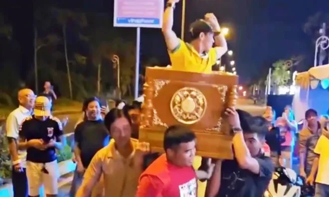 Vụ khiêng quan tài có người sống bên trong diễu phố: Bắt chủ trại hòm và 6 đồng phạm