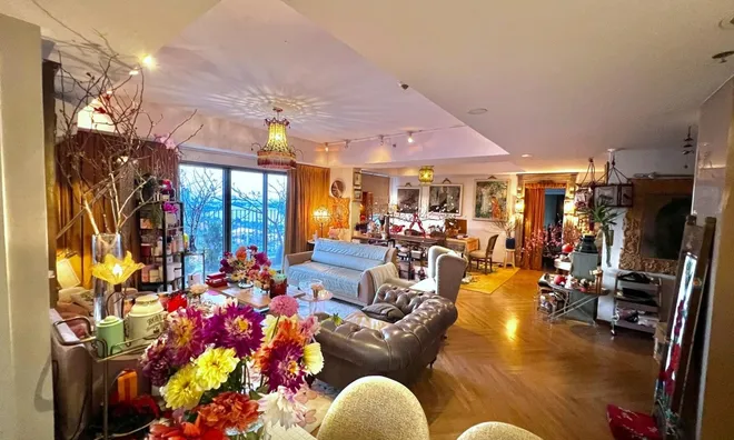 Biệt thự tân cổ điển của Lý Quí Khánh: Góc nào cũng ngập sắc, hoa tươi nở rộ quanh năm