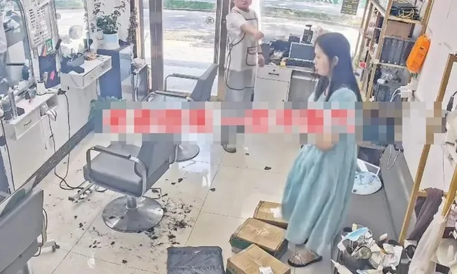 Vợ nhận 6 đơn hàng online trong một ngày, chồng tức giận ném xuống đất