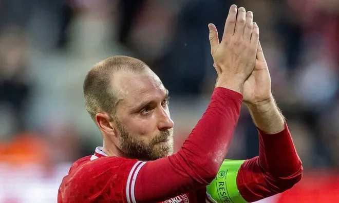 Christian Eriksen lại đổ gục trên sân, cả thế giới bóng đá hướng về anh