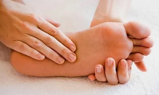 Bàn chân xuất hiện 5 dấu hiệu này, hãy đi khám sớm kẻo biến chứng nguy hiểm, chớ chủ quan