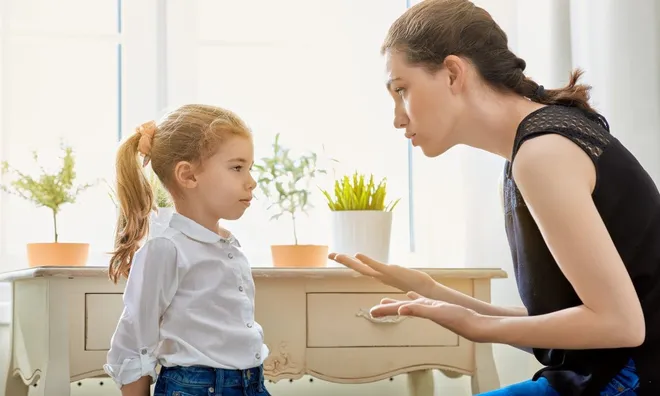 Con càng lớn càng hay cãi? 5 cách xử lý giúp cha mẹ "hạ nhiệt" xung đột mà không cần quát mắng