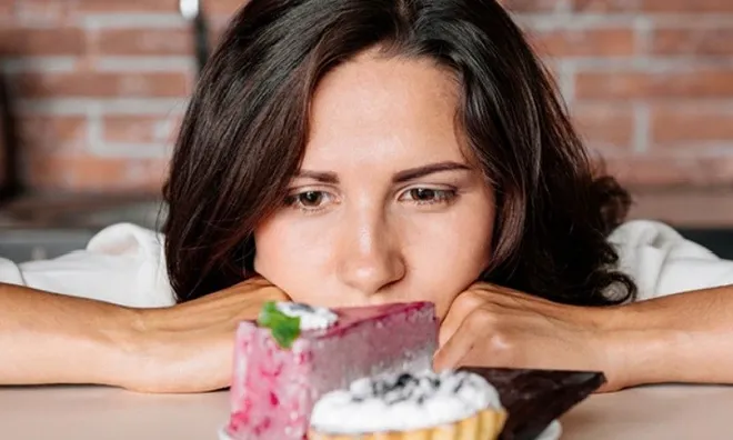 Tối nào cũng thèm đồ ngọt: Cơ thể đang phát tín hiệu gì mà nhiều người dễ bỏ qua?