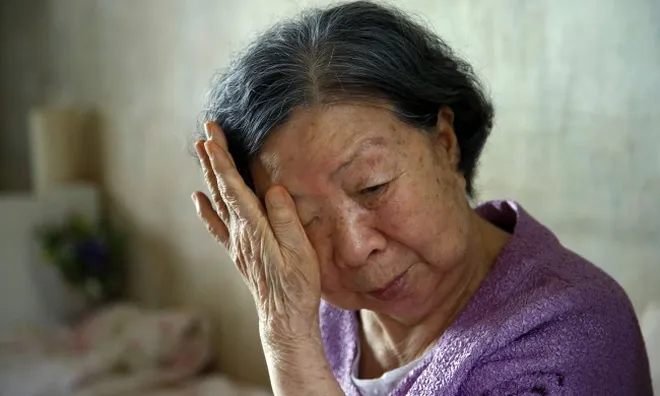 Con út nhờ anh cả trông mẹ vài hôm, anh hỏi “nhà sang tên cho ai?” rồi tuyên bố: Không được chia thì không có nghĩa vụ