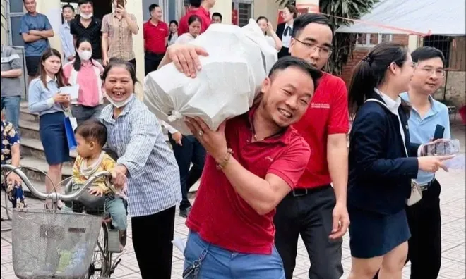 Cảnh tượng chưa từng có: Người dân vác bao tải đi nhận hàng tỷ đồng tiền bồi thường dự án Olympic