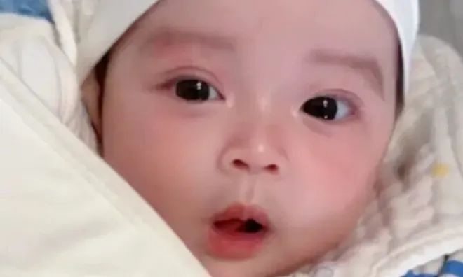 Bé sơ sinh chào đời toàn thân phủ màu trắng, 3 ngày sau nổi tiếng cả bệnh viện vì xinh như thiên thần
