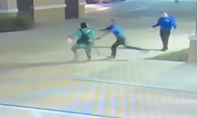 Clip: Đang đứng trước tiệm rửa xe thì gặp người cầm rìu lao tới, thiếu niên 18 tuổi xử lý gọn trong vài giây khiến ai cũng nể