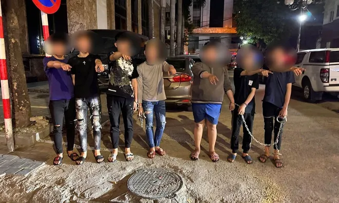 Bắt nhóm thiếu niên đánh nhầm người rồi "tiện tay" cướp tài sản