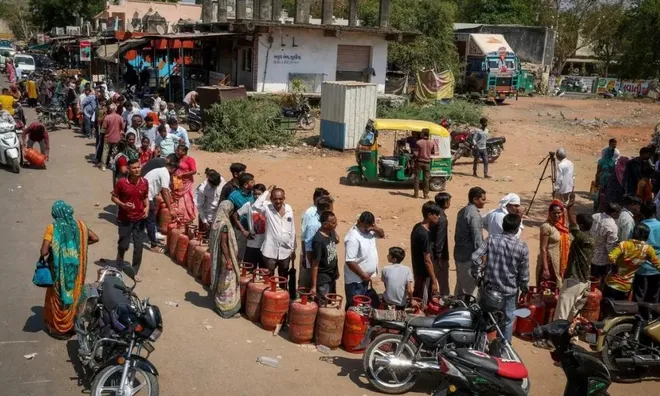 Ấn Độ: Giá gas tăng chóng mặt, công nhân không trụ nổi, phải tính đến việc "bỏ phố về quê"