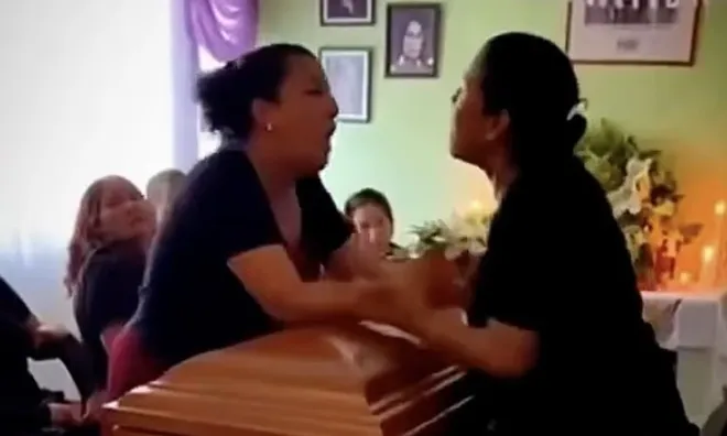 Clip: Đến viếng người đã khuất, hai cô gái bất ngờ nhận ra mình "trùng người yêu" rồi lao vào ẩu đả khiến mọi người xung quanh sững sờ