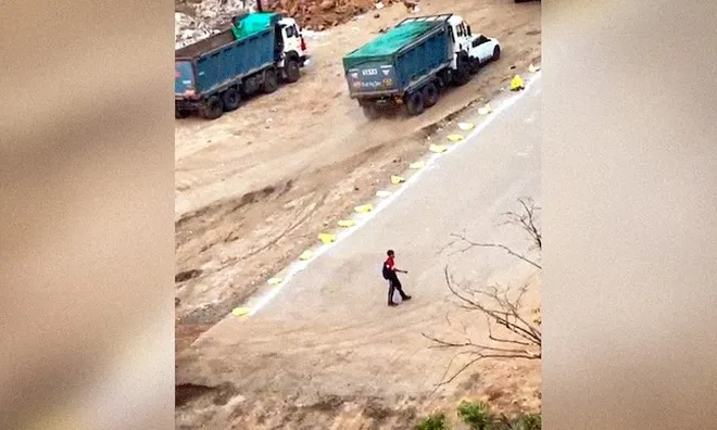 Clip: Bị nợ lương, tài xế xe ben không giữ được bình tĩnh rồi có hành động khiến nhiều người bàng hoàng