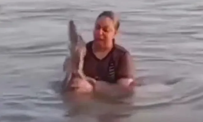 Clip: Tưởng chỉ là khúc gỗ trôi sông, khoảnh khắc nhận ra sự thật khiến nhiều người phụ nữ “đứng tim”