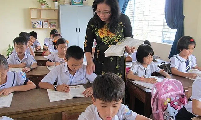 Điều kiện và thủ tục để nhà giáo có thể nghỉ hưu ở tuổi cao hơn, chi tiết thế nào?