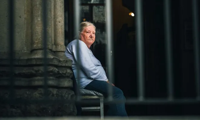 Đến khi bác sĩ hỏi “ai chăm sau phẫu thuật”, người phụ nữ mới giật mình nhận ra mình đang "già đi một mình"