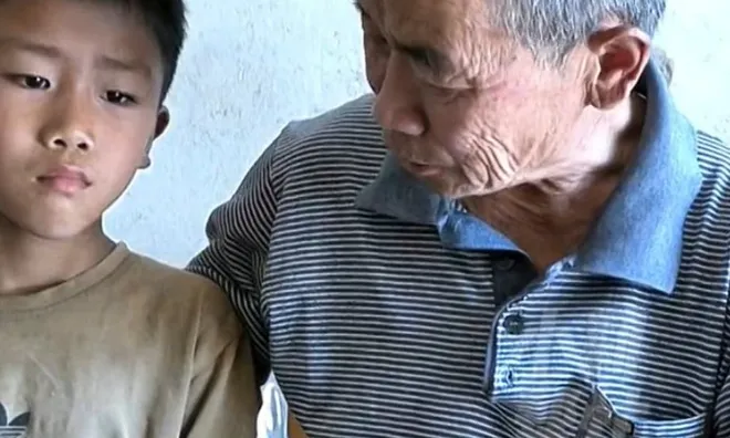 Nhìn bạn bè được bố mẹ đón, cậu bé lặng lẽ khóc rồi lại mang phần ăn từ trường về cho ông nội khiến ai cũng cảm động