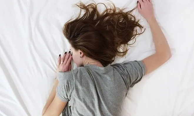 Đang khỏe mạnh bỗng qua đời giữa đêm, người phụ nữ 57 tuổi không ngờ “thủ phạm” là món đồ đặt ngay dưới chân mình