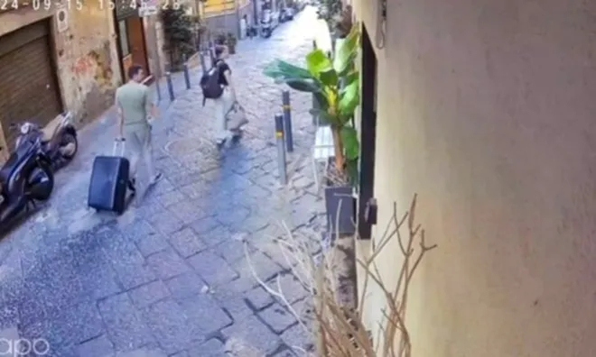 Clip: Đang dạo phố cùng bạn trai, cô gái trẻ bất ngờ tử vong do tai nạn "từ trên trời rơi xuống"